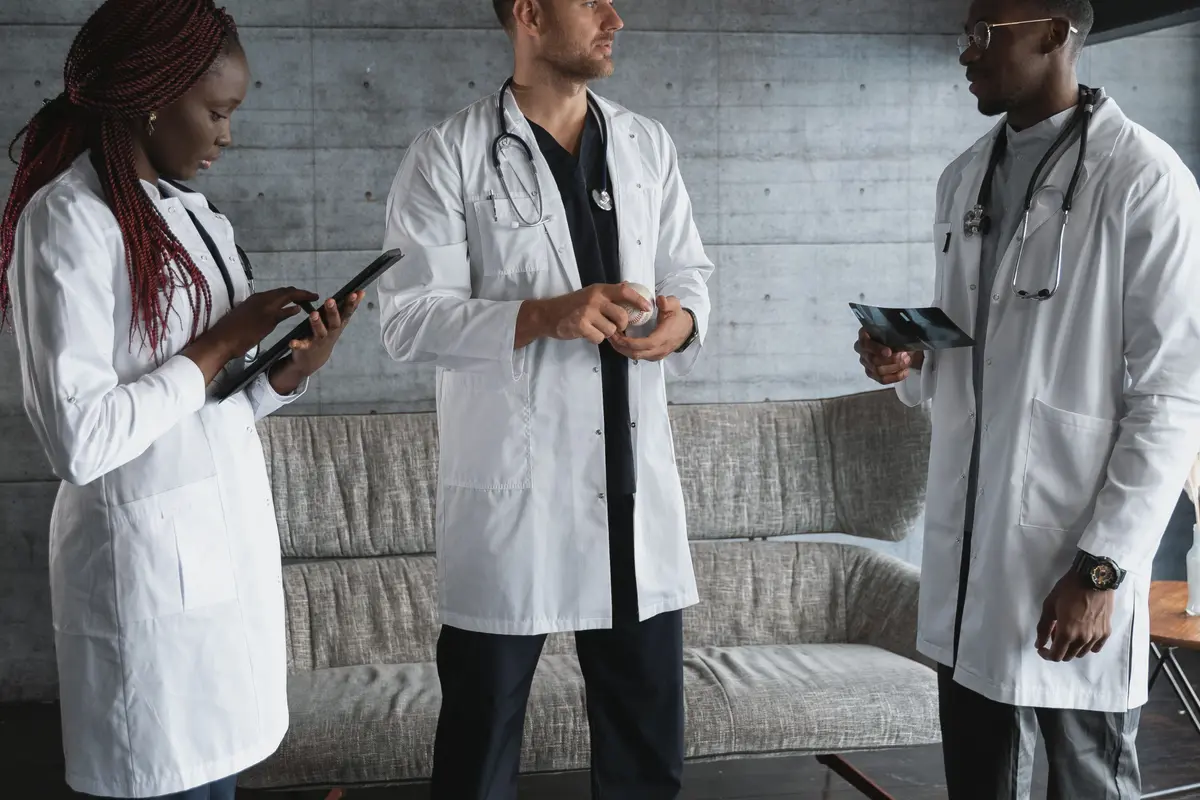 Equipe médica reunida no consultório usando o sistema de agendamento AgendaSmart